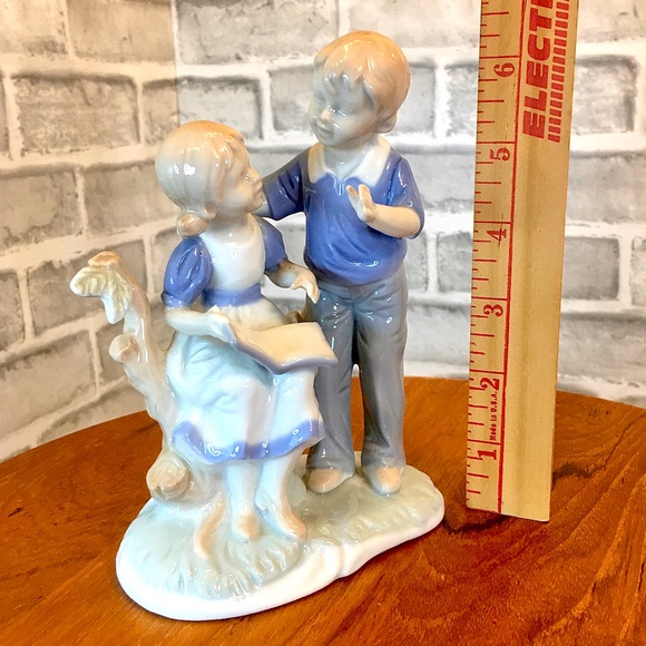 Ceramic Children at Story Time - Picture 4 of 10